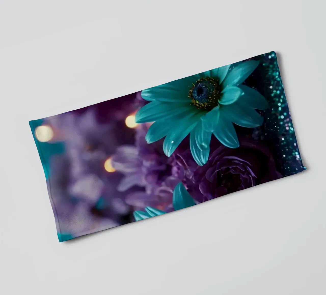 Composizione colorata di fiori verde acqua e viola con candele asciugamano da bagno da DesignDoodle