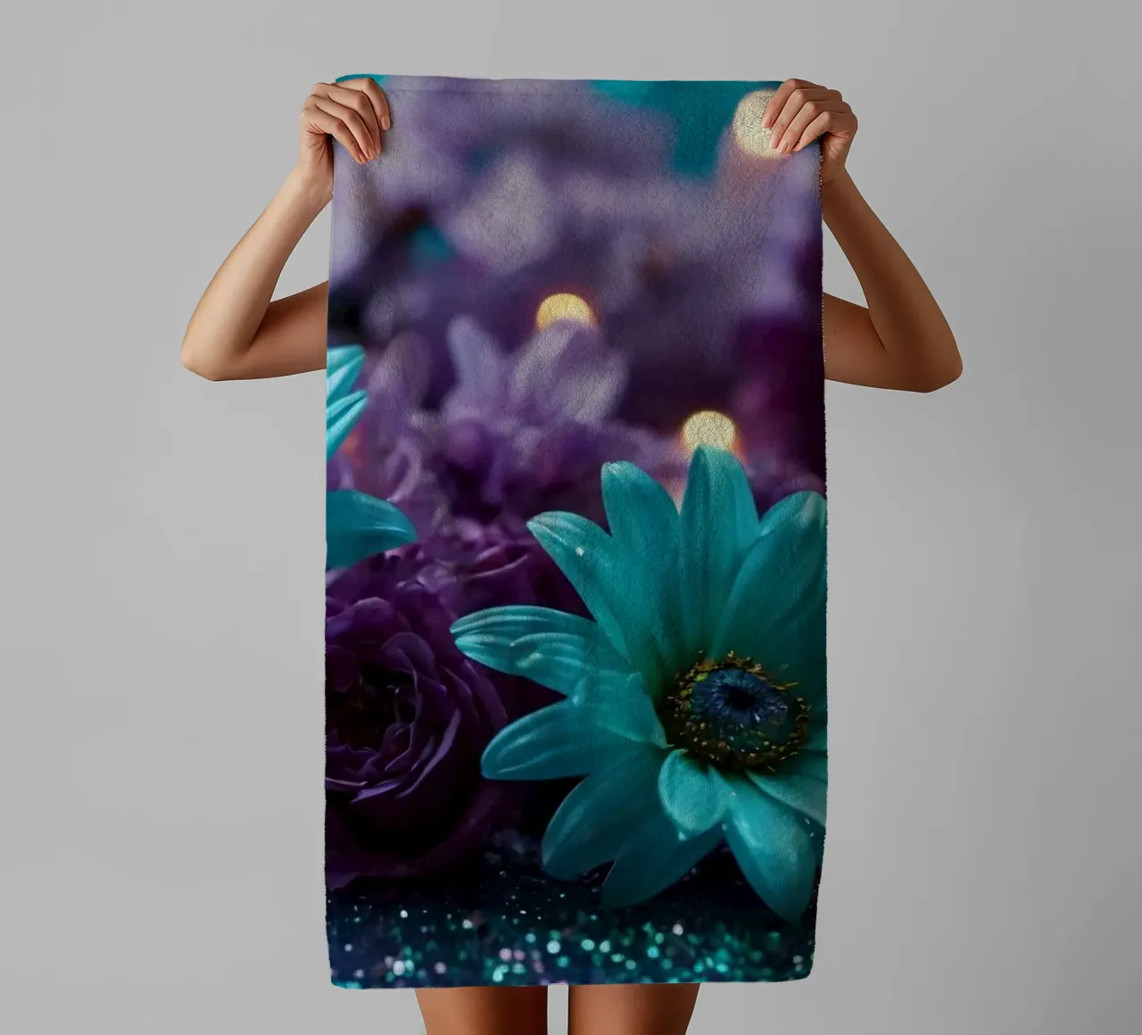 Composizione colorata di fiori verde acqua e viola con candele asciugamano da bagno da DesignDoodle