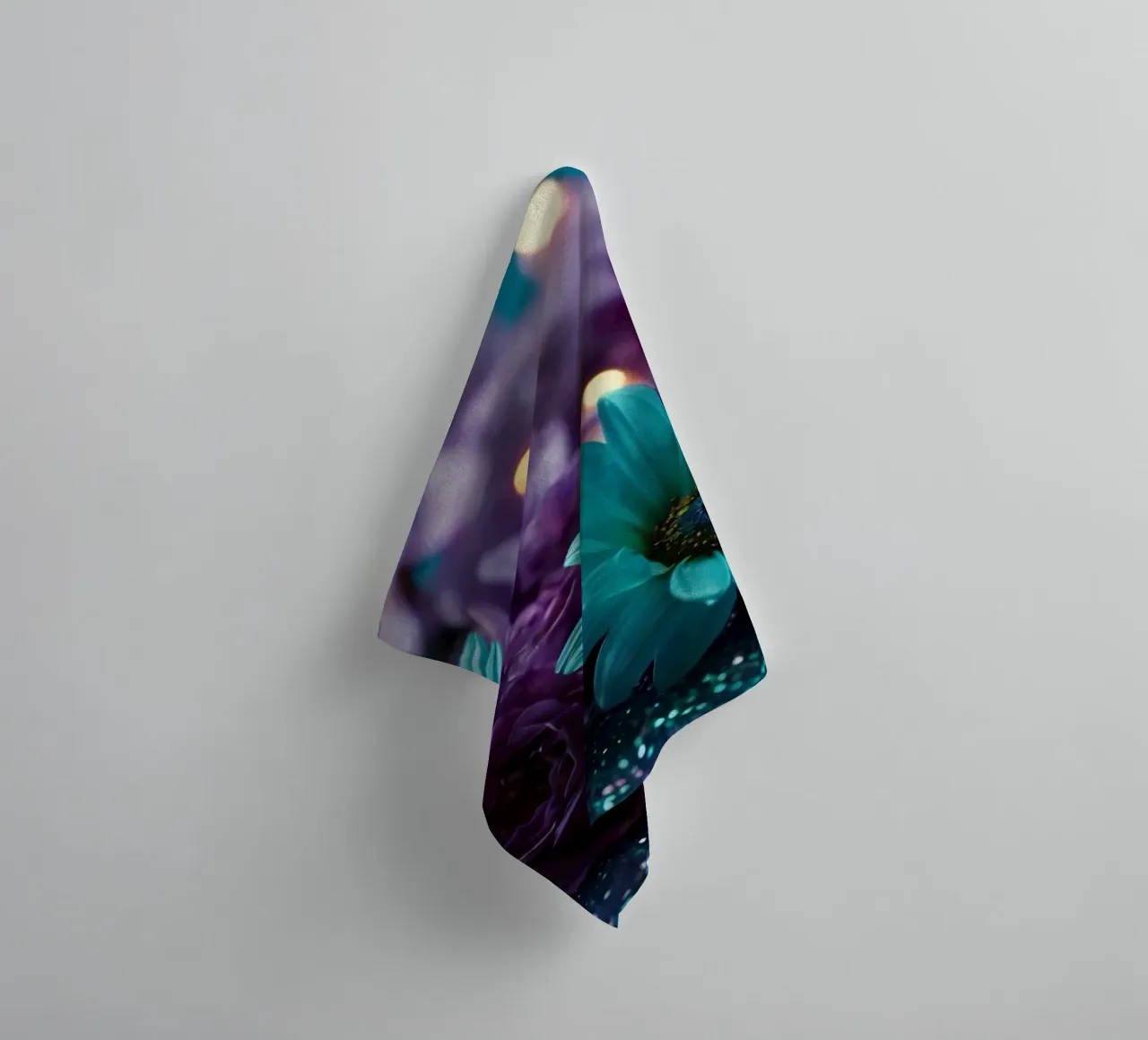 Composizione colorata di fiori verde acqua e viola con candele asciugamano da bagno da DesignDoodle