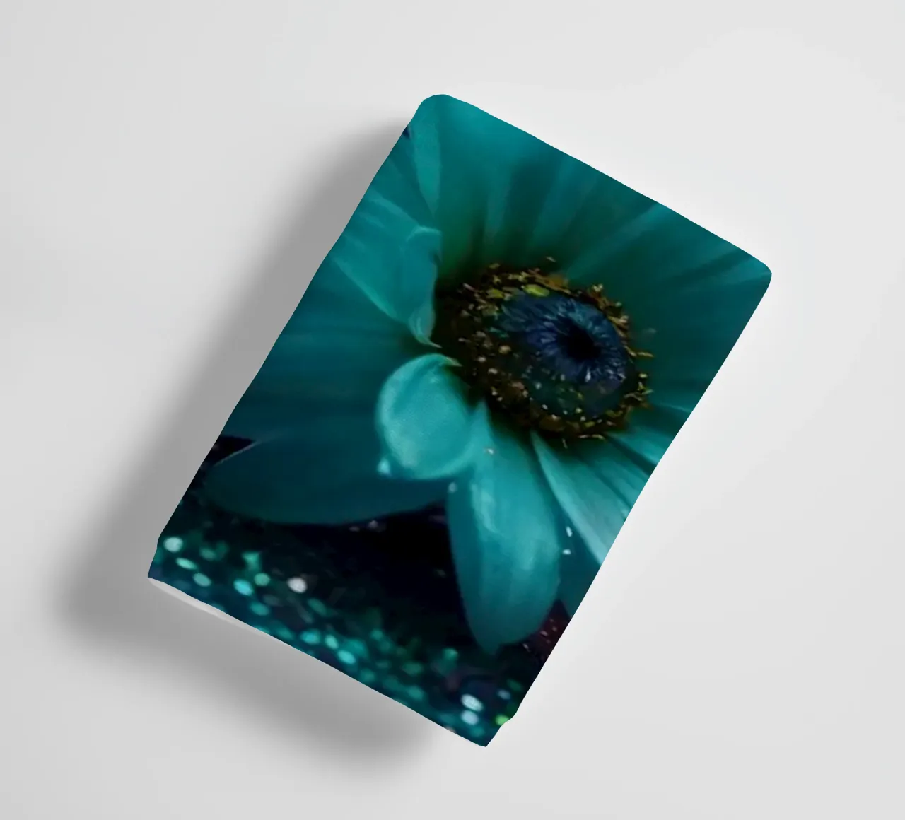 Composizione colorata di fiori verde acqua e viola con candele asciugamano da bagno da DesignDoodle