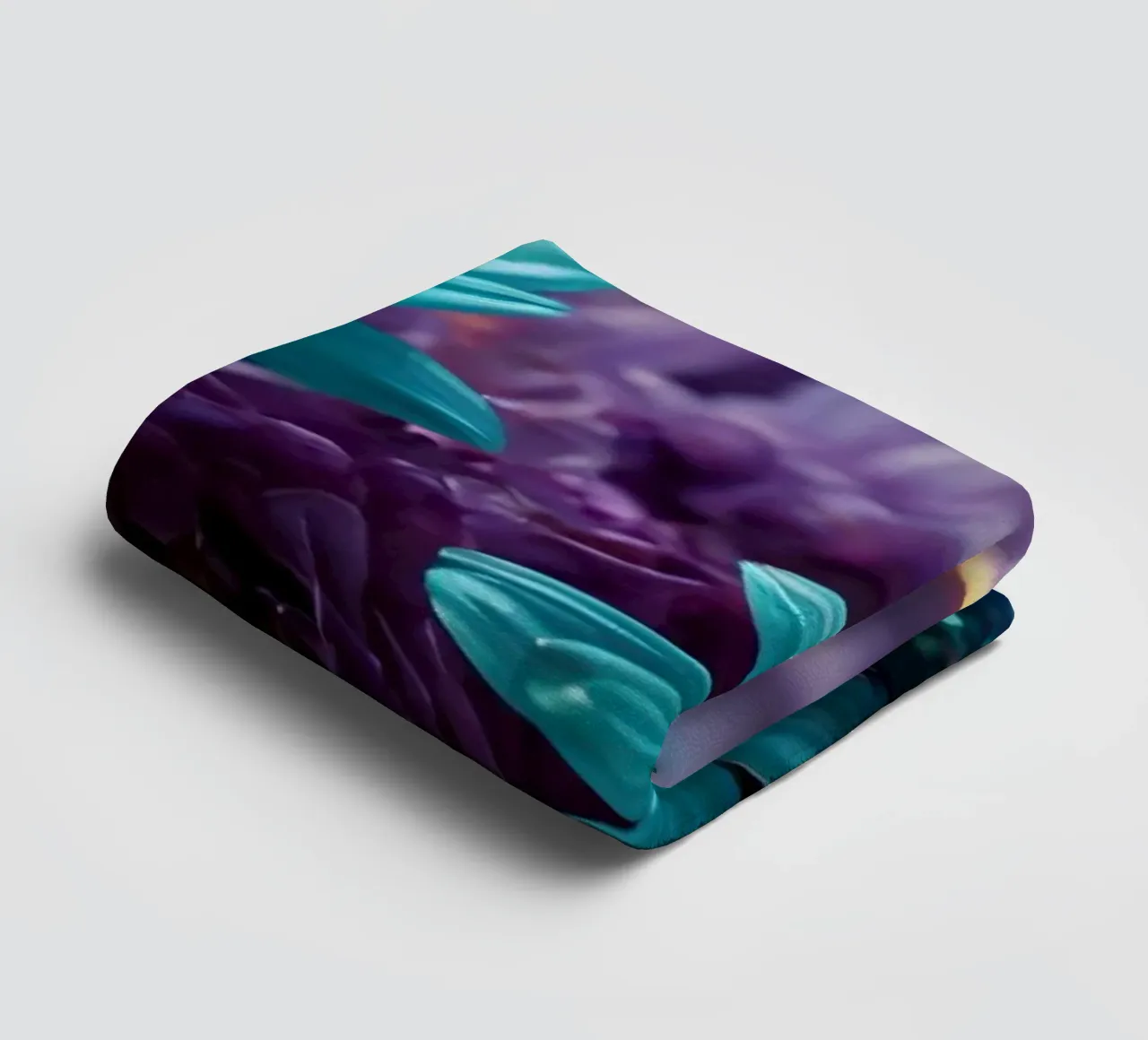 Composizione colorata di fiori verde acqua e viola con candele asciugamano da bagno da DesignDoodle