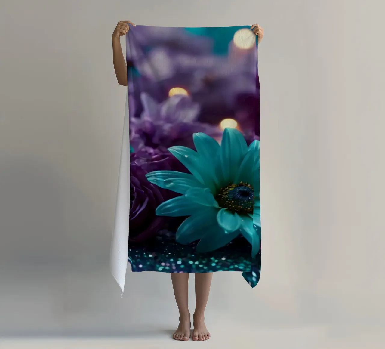 Composizione colorata di fiori verde acqua e viola con candele telo mare da DesignDoodle