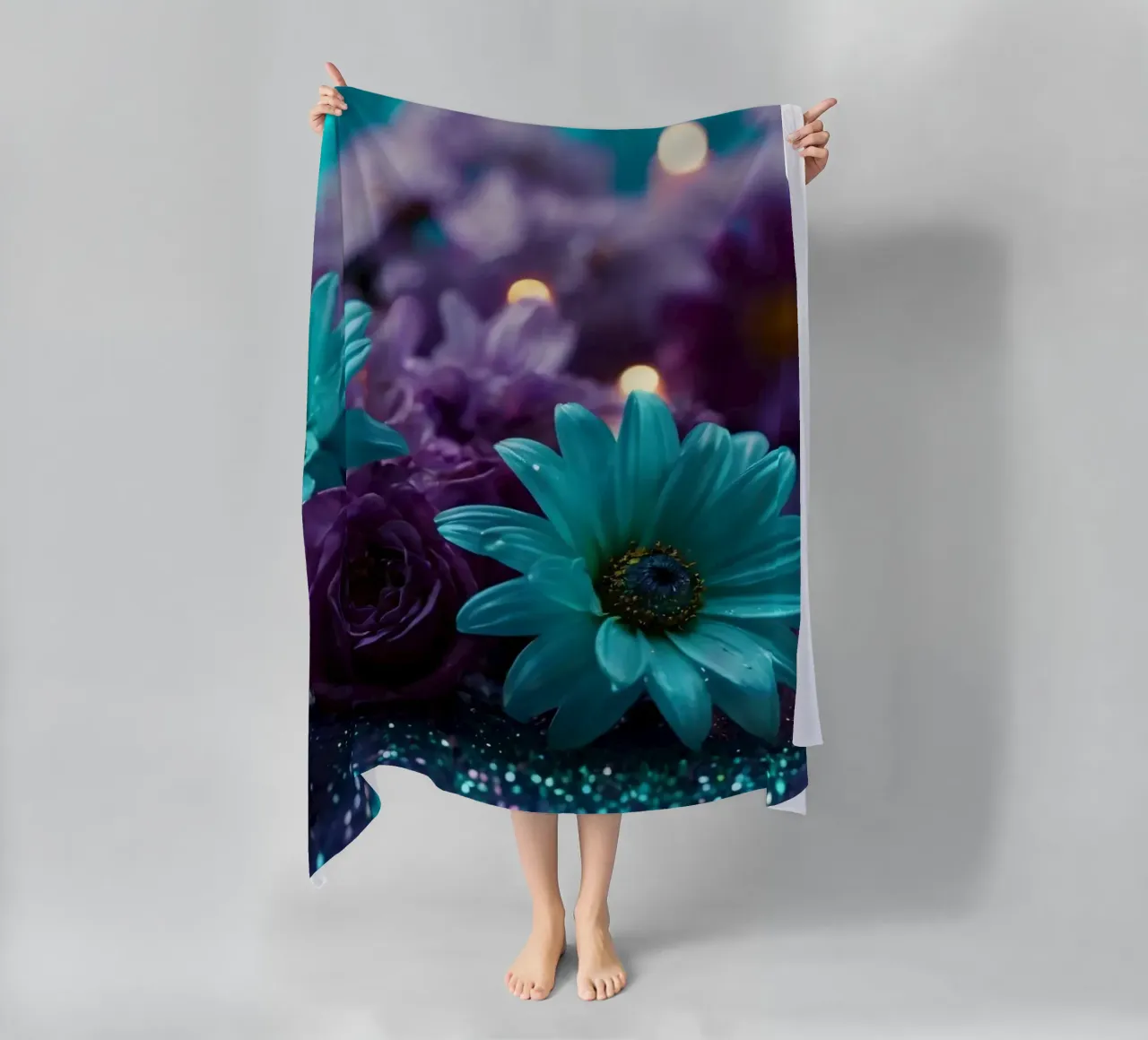 Composizione colorata di fiori verde acqua e viola con candele telo mare da DesignDoodle