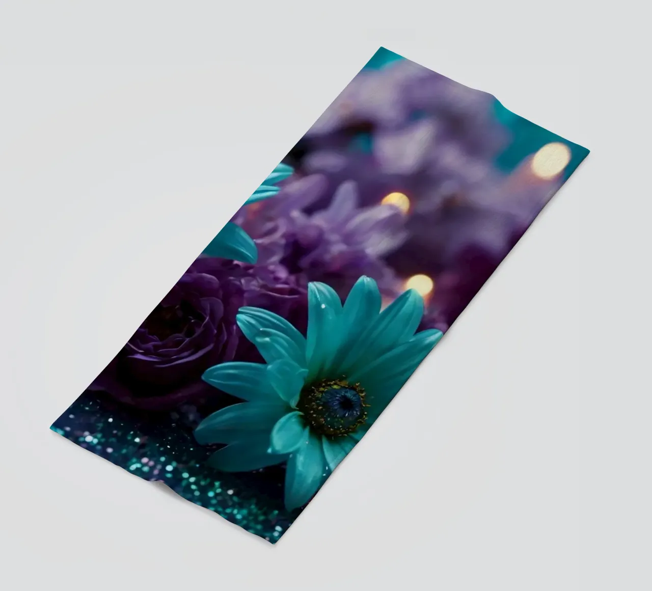 Composizione colorata di fiori verde acqua e viola con candele telo mare da DesignDoodle