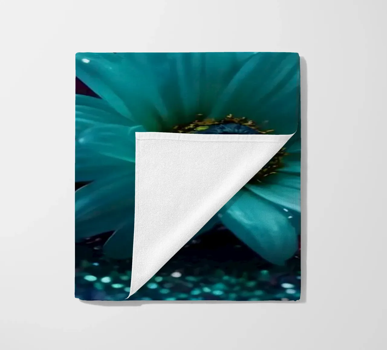 Composizione colorata di fiori verde acqua e viola con candele telo mare da DesignDoodle