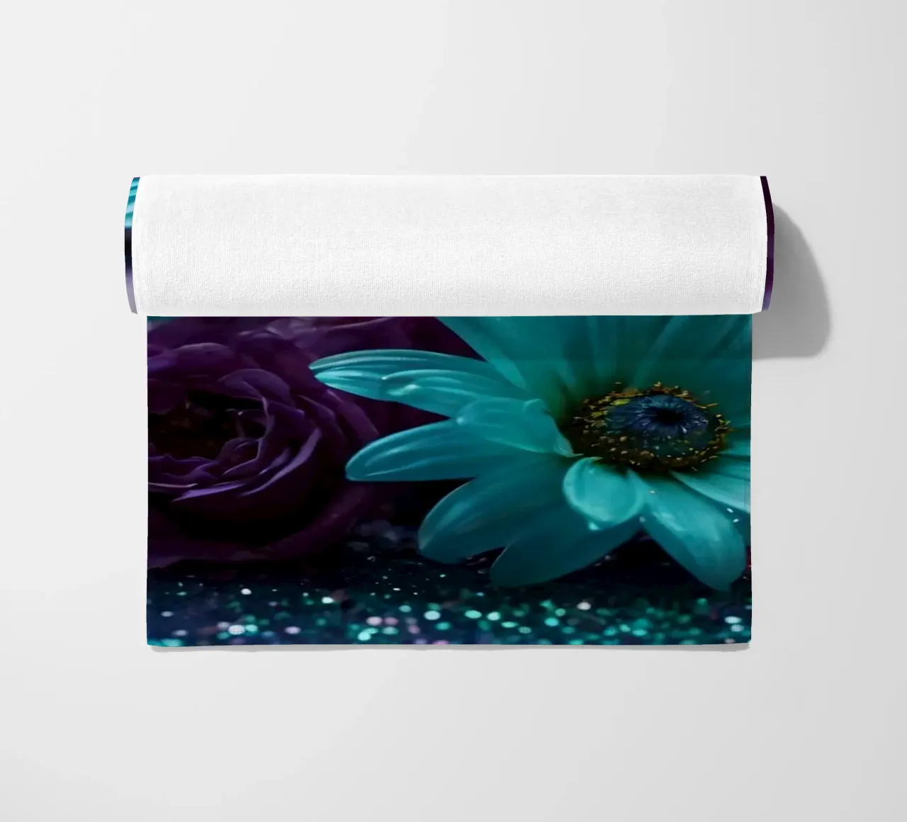 Composizione colorata di fiori verde acqua e viola con candele telo mare da DesignDoodle