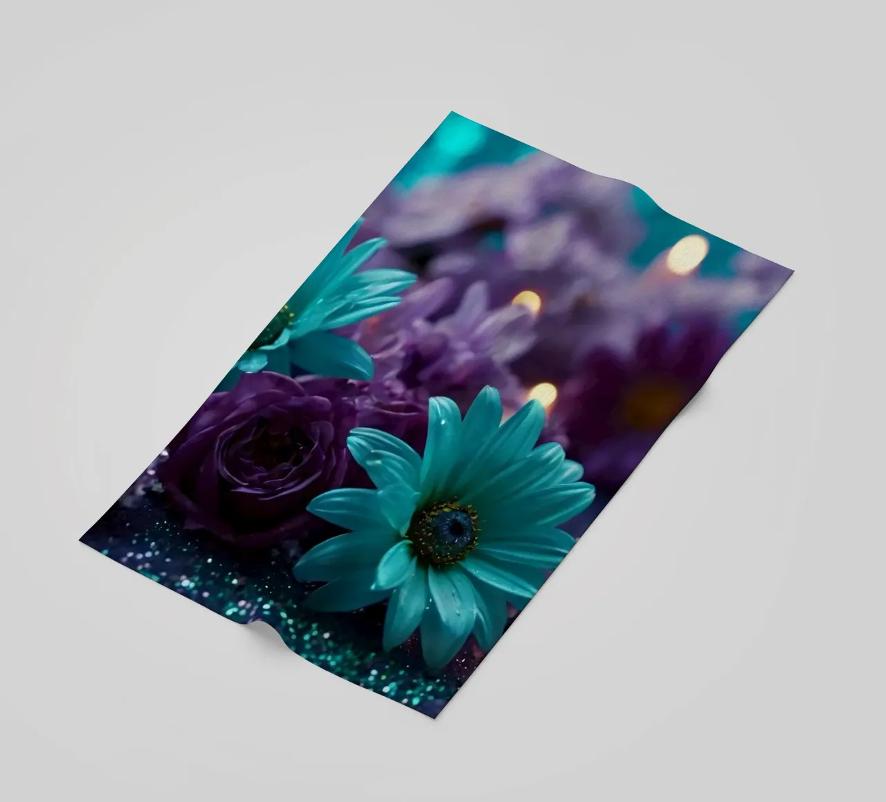 Composizione colorata di fiori verde acqua e viola con candele telo mare da DesignDoodle