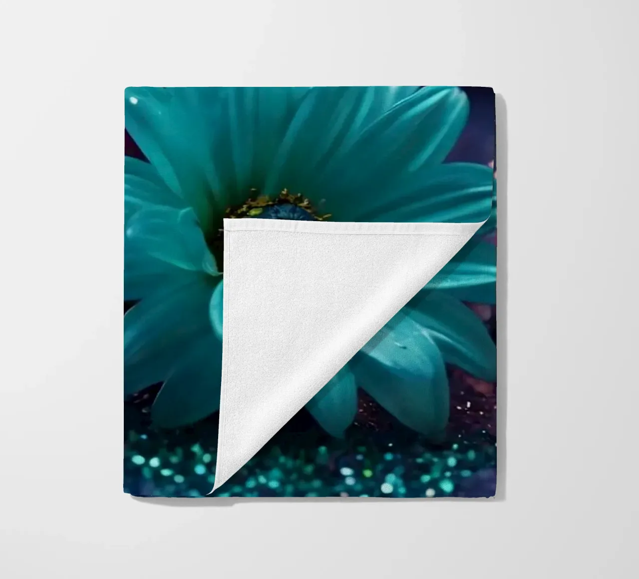 Composizione colorata di fiori verde acqua e viola con candele telo mare da DesignDoodle