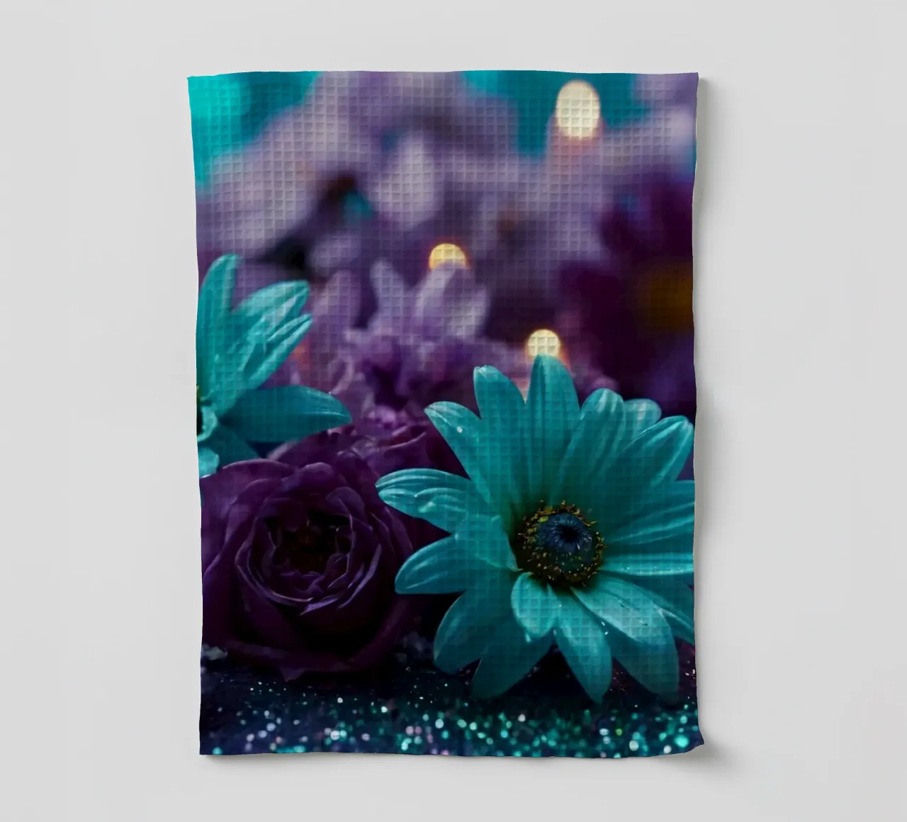 Composizione colorata di fiori verde acqua e viola con candele canovaccio da cucina da DesignDoodle