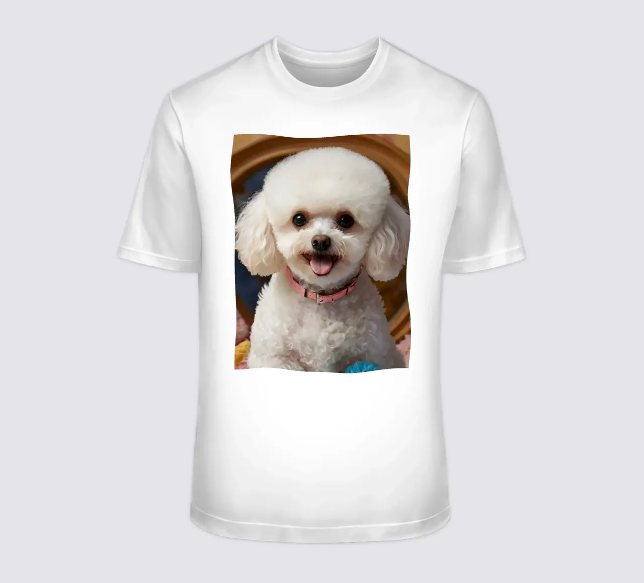 Un allegro barboncino bianco posa tra i giocattoli di peluche t-shirt da DesignDoodle