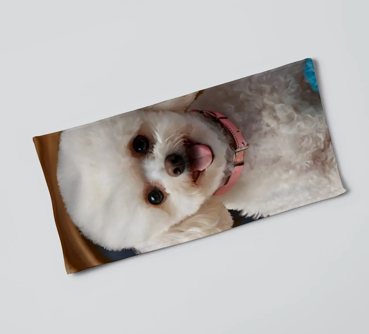 Un allegro barboncino bianco posa tra i giocattoli di peluche asciugamano da bagno da DesignDoodle