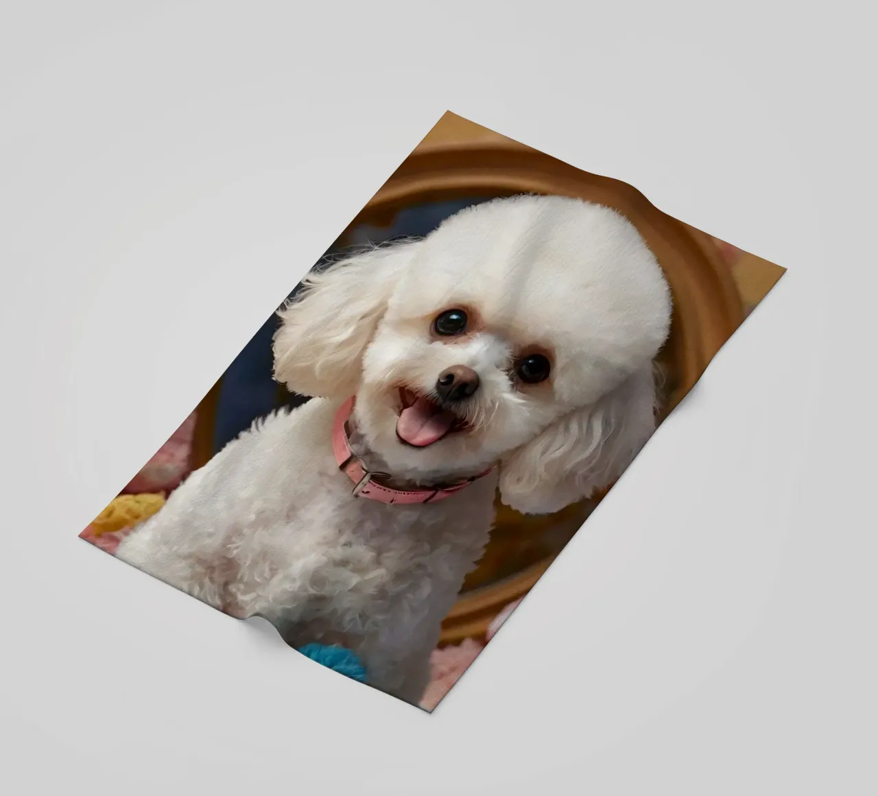 Un allegro barboncino bianco posa tra i giocattoli di peluche telo mare da DesignDoodle