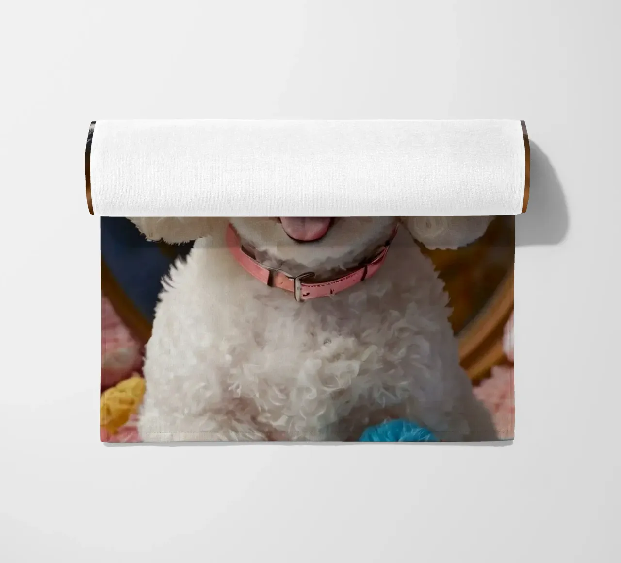 Un allegro barboncino bianco posa tra i giocattoli di peluche telo mare da DesignDoodle
