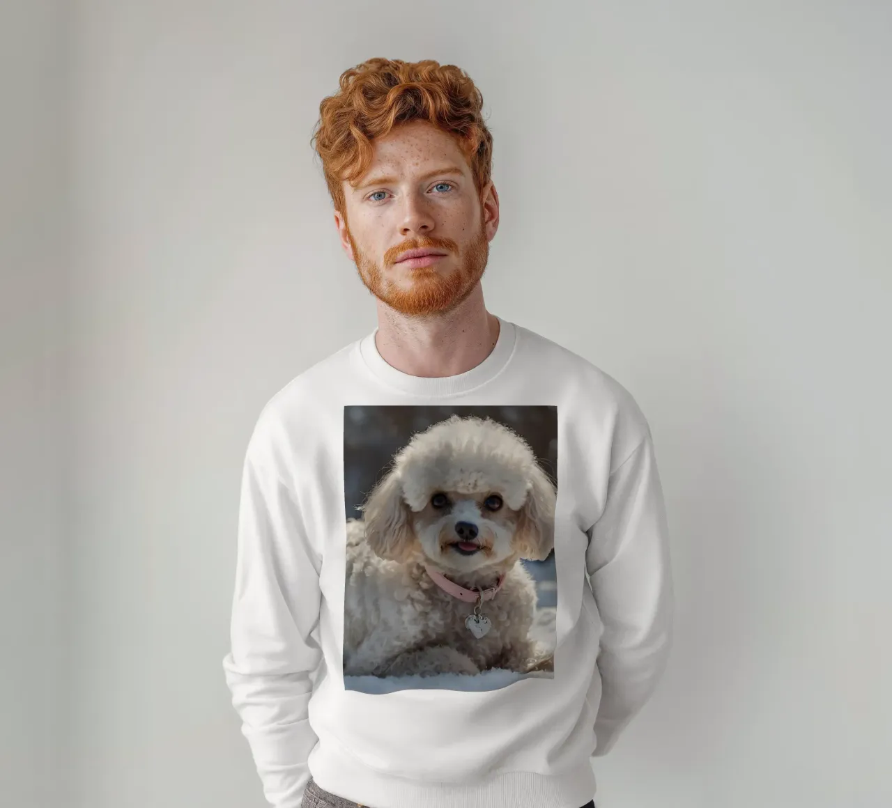 Un cane giocherellone si gode una soleggiata giornata invernale felpa da DesignDoodle
