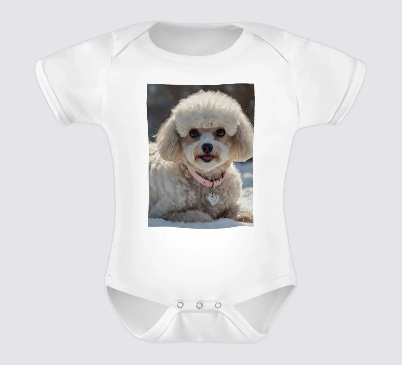 Un cane giocherellone si gode una soleggiata giornata invernale body neonato maniche corte da DesignDoodle