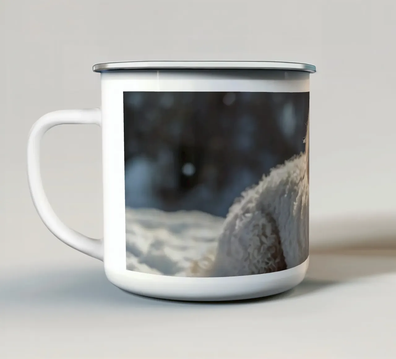 Un cane giocherellone si gode una soleggiata giornata invernale tazza in smalto da DesignDoodle
