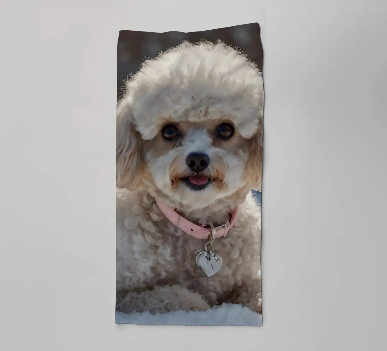 Un cane giocherellone si gode una soleggiata giornata invernale asciugamano da bagno da DesignDoodle