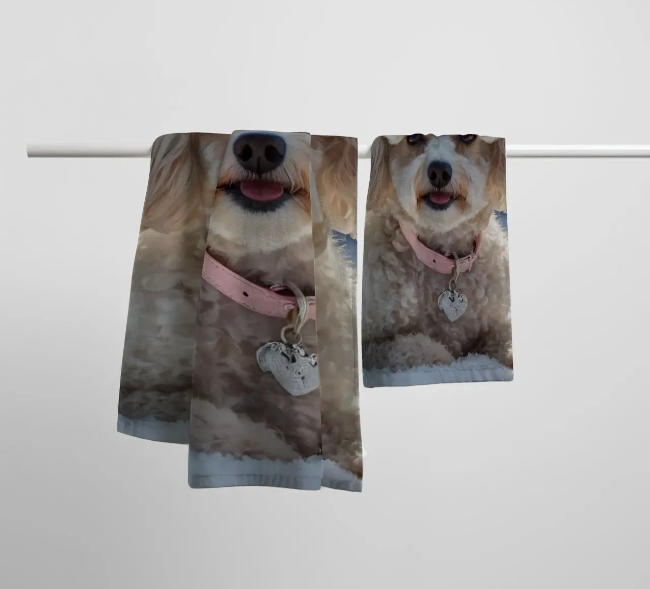 Un cane giocherellone si gode una soleggiata giornata invernale asciugamano da bagno da DesignDoodle