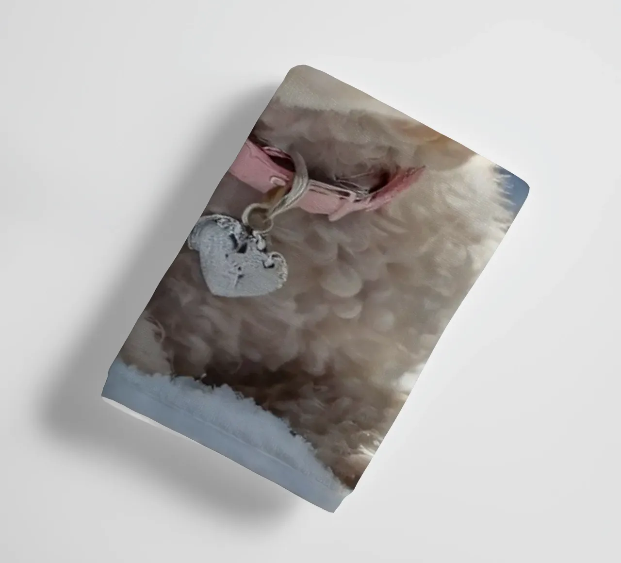 Un cane giocherellone si gode una soleggiata giornata invernale asciugamano da bagno da DesignDoodle