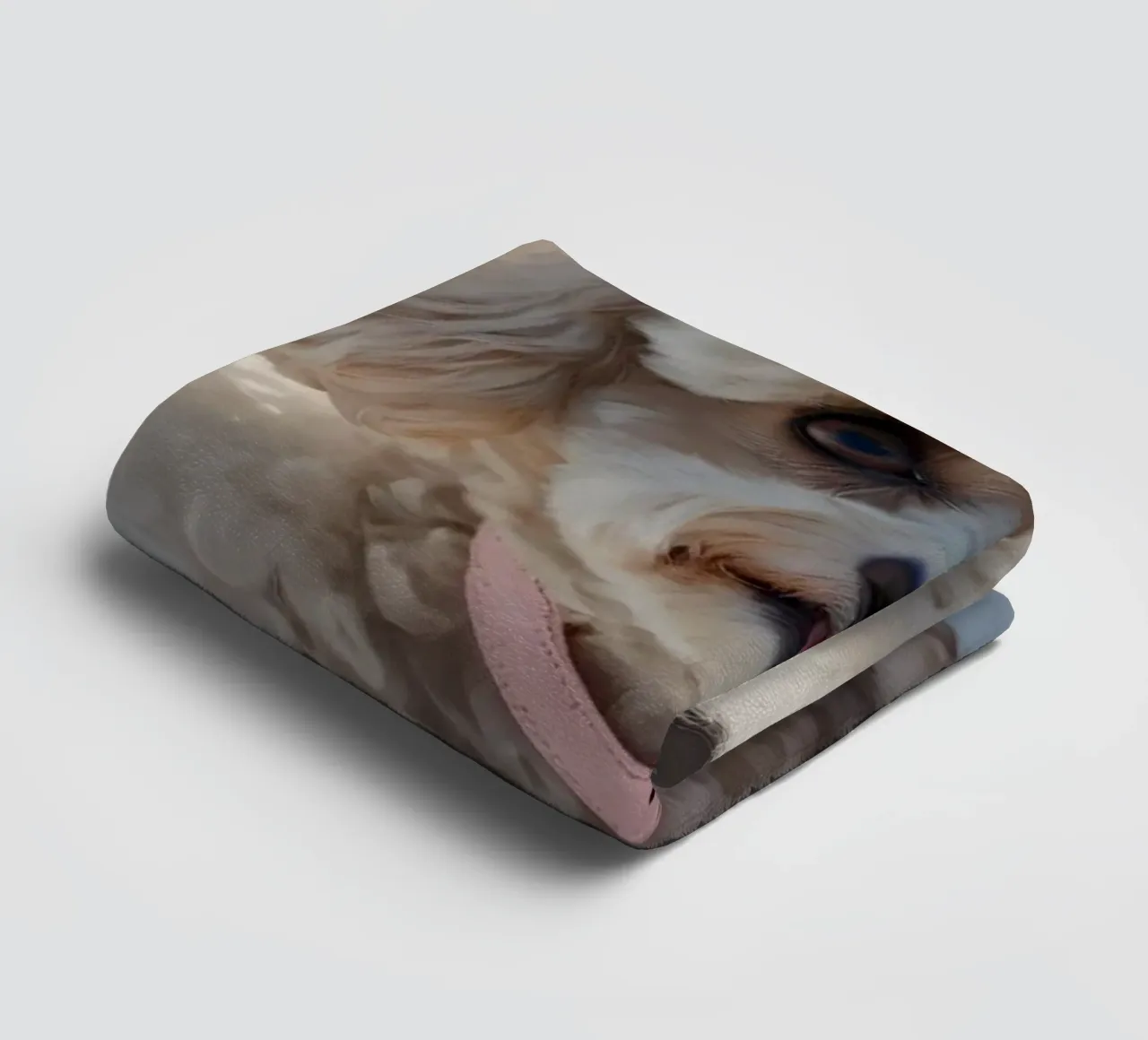 Un cane giocherellone si gode una soleggiata giornata invernale asciugamano da bagno da DesignDoodle