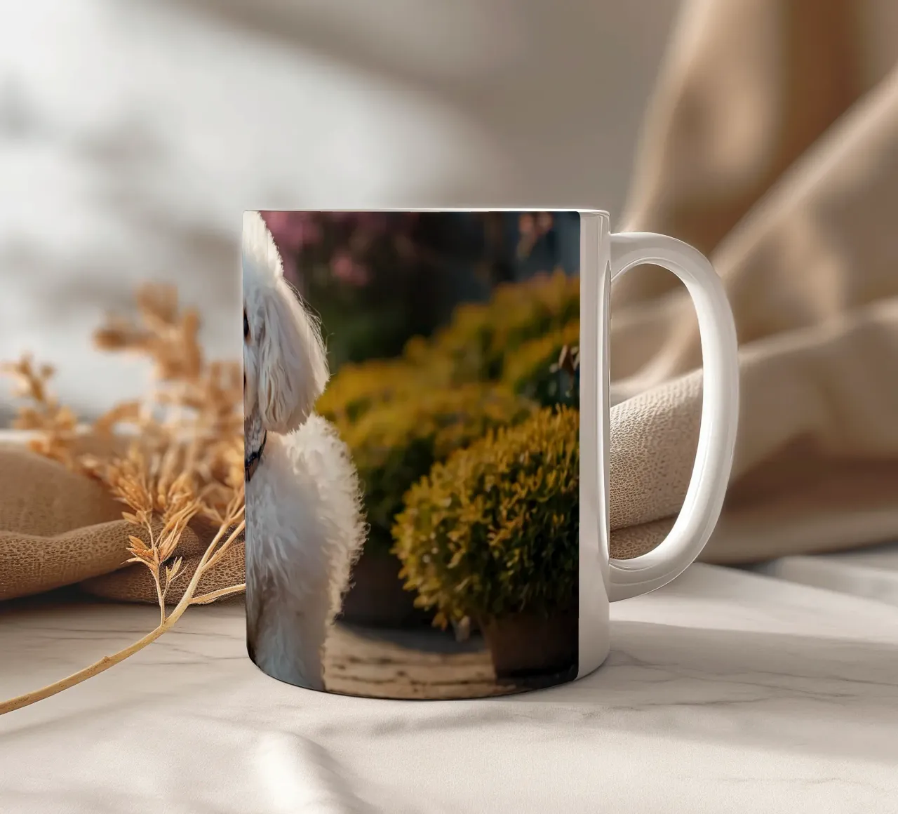 Un cane piccolo e soffice con un manto marrone chiaro e un collare rosa. tazza in ceramica da DesignDoodle