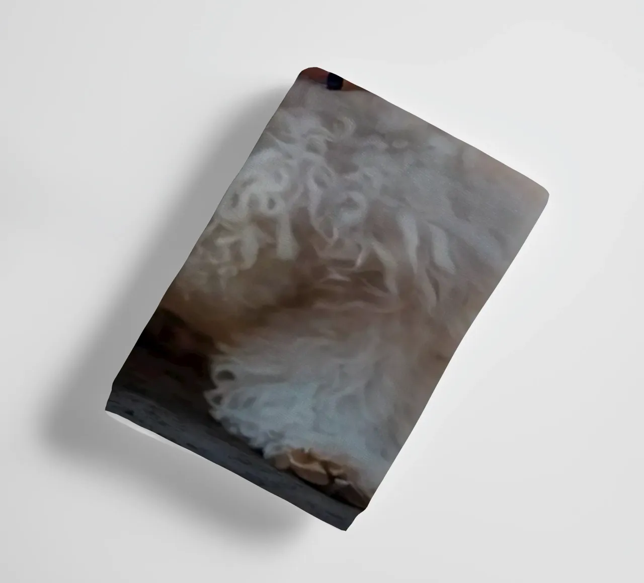Un cane piccolo e soffice con un manto marrone chiaro e un collare rosa. asciugamano da bagno da DesignDoodle