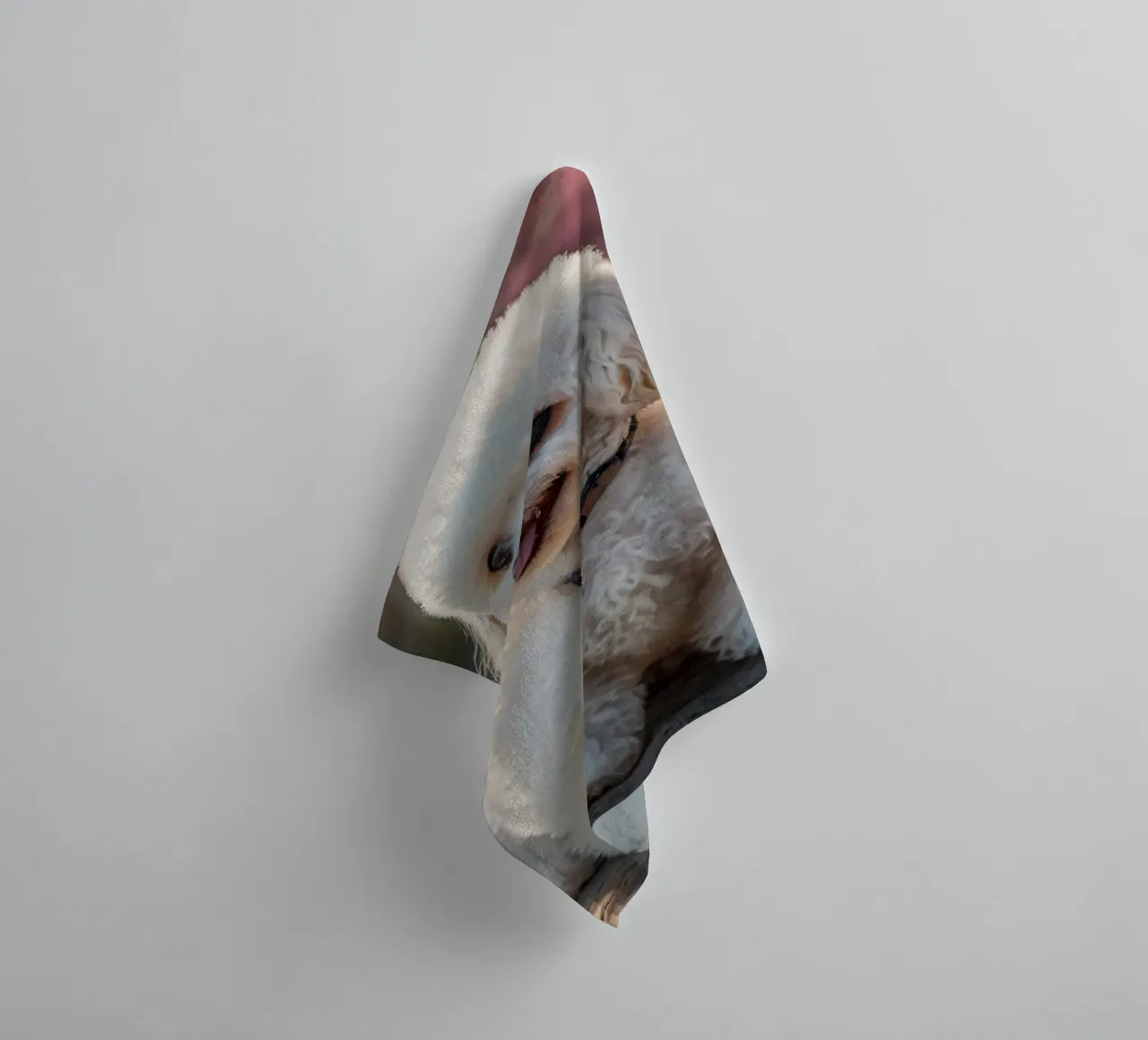 Un cane piccolo e soffice con un manto marrone chiaro e un collare rosa. asciugamano da bagno da DesignDoodle