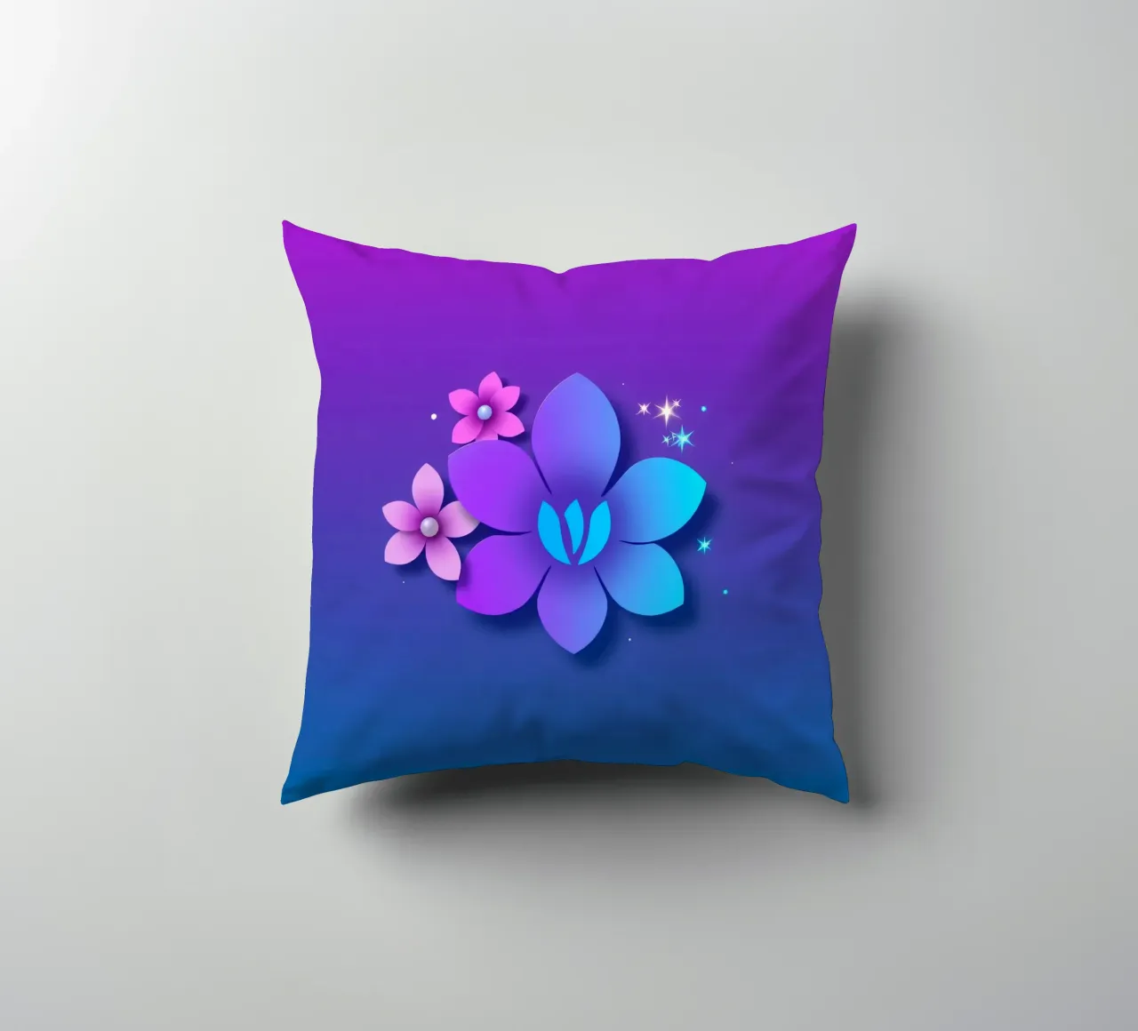 design floreale digitale con sfumature di blu e viola cuscino da DesignDoodle