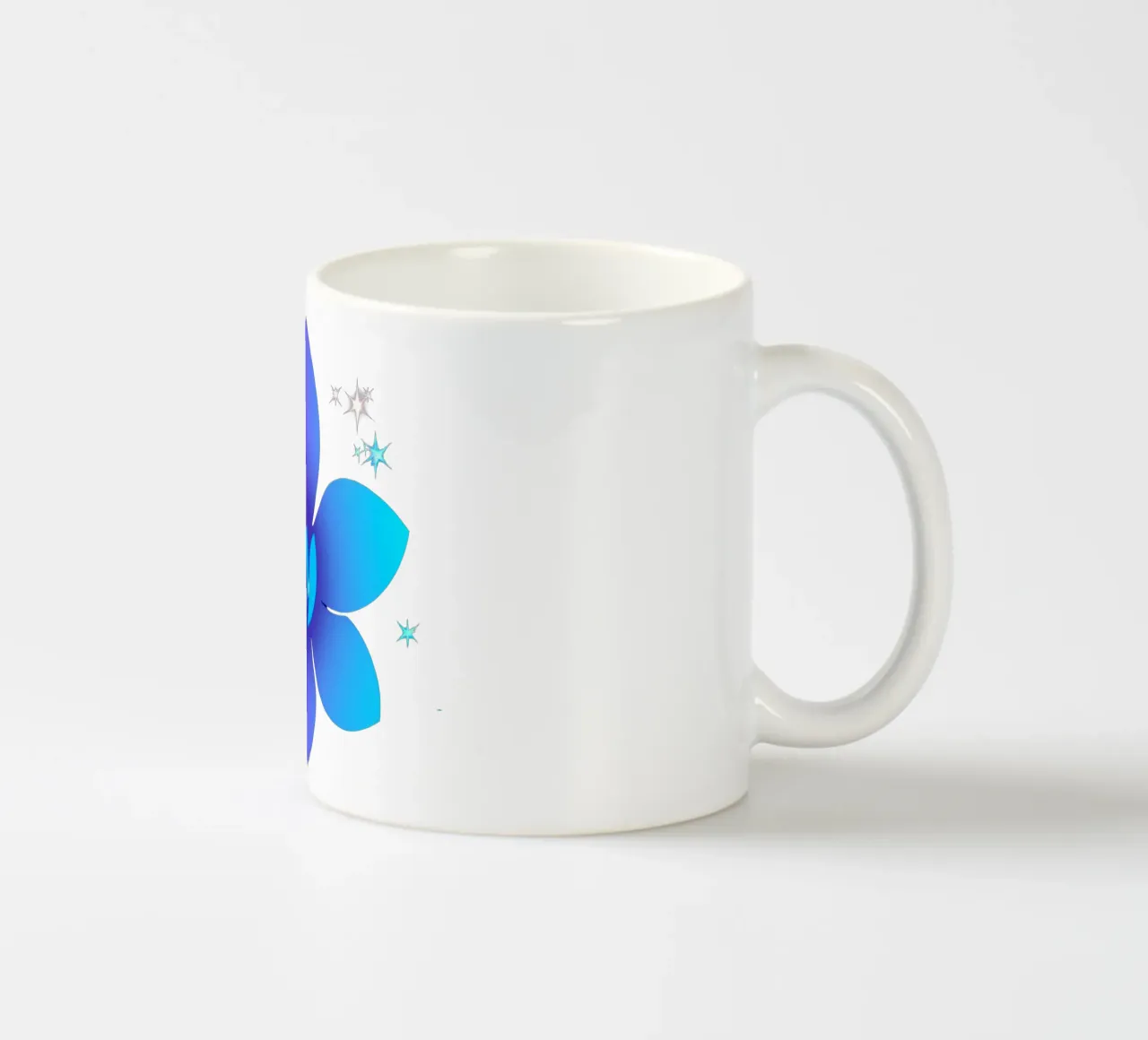 design floreale digitale con sfumature di blu e viola tazza in ceramica da DesignDoodle