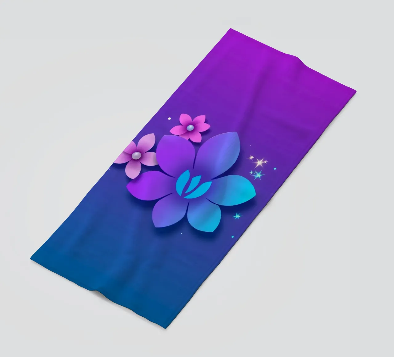 design floreale digitale con sfumature di blu e viola telo mare da DesignDoodle