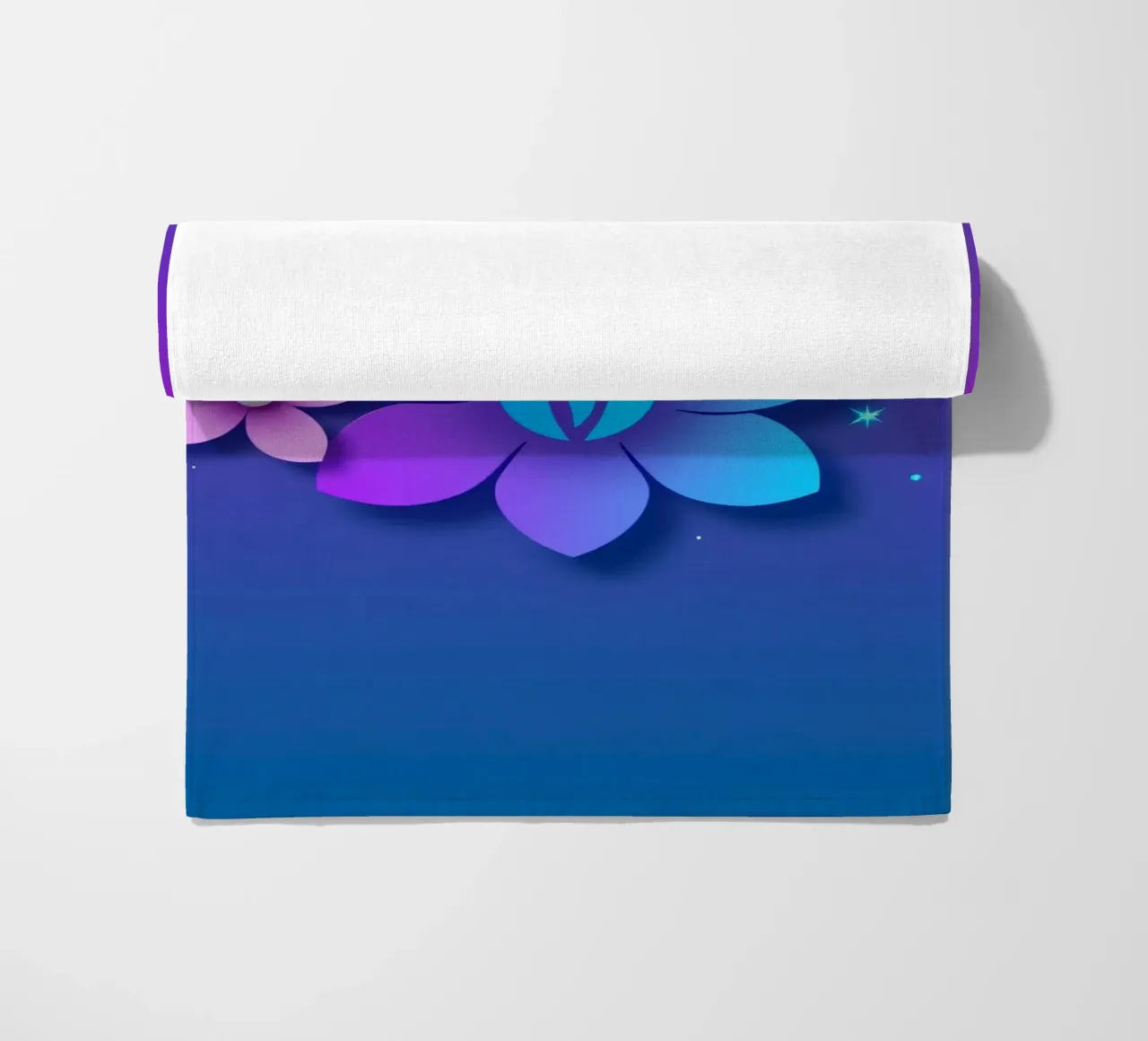design floreale digitale con sfumature di blu e viola telo mare da DesignDoodle