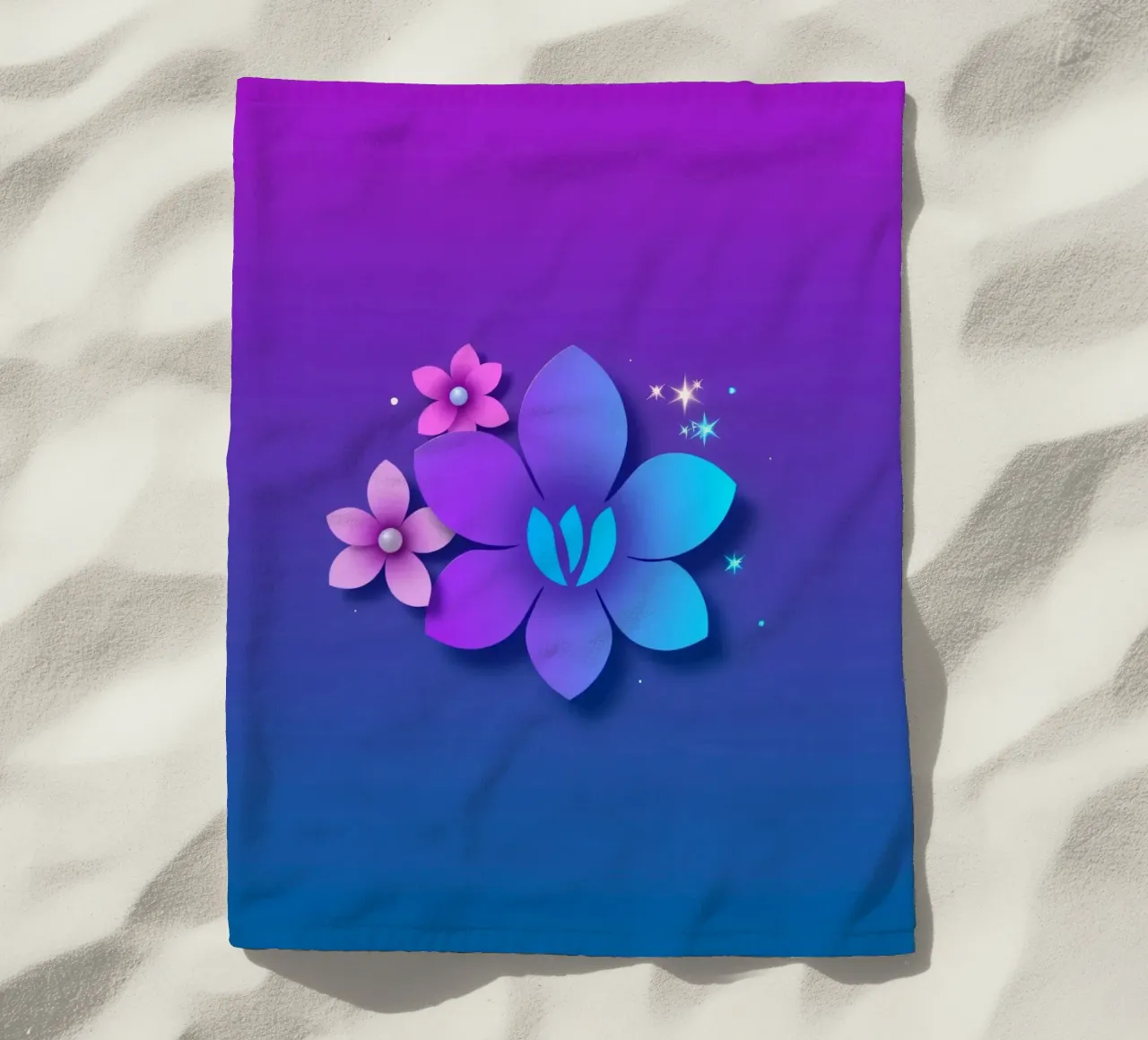 design floreale digitale con sfumature di blu e viola telo mare da DesignDoodle