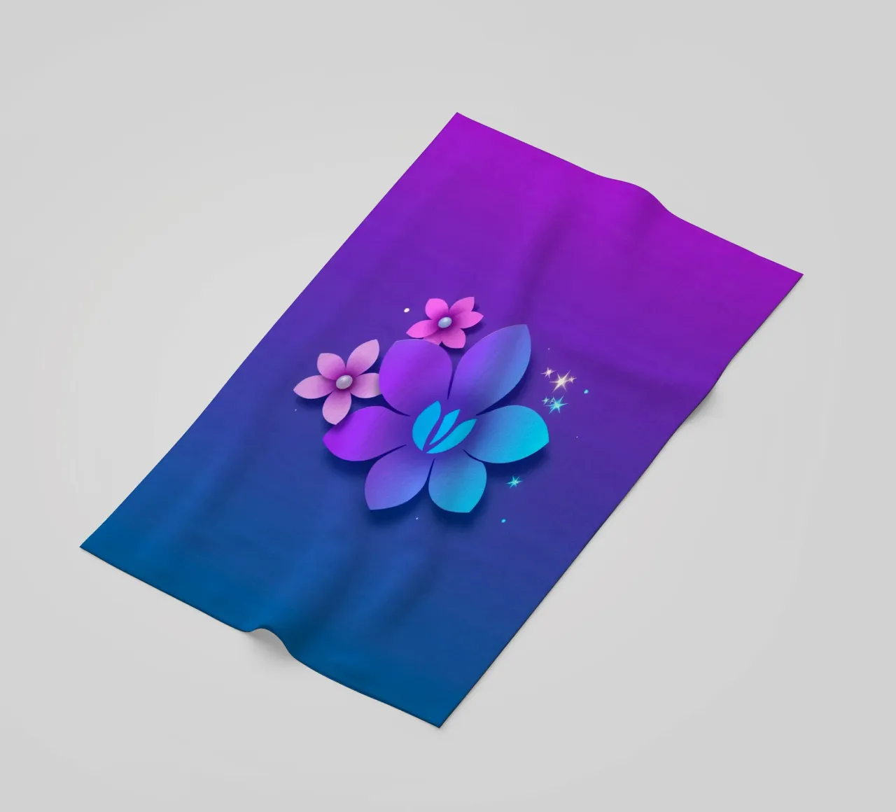 design floreale digitale con sfumature di blu e viola telo mare da DesignDoodle
