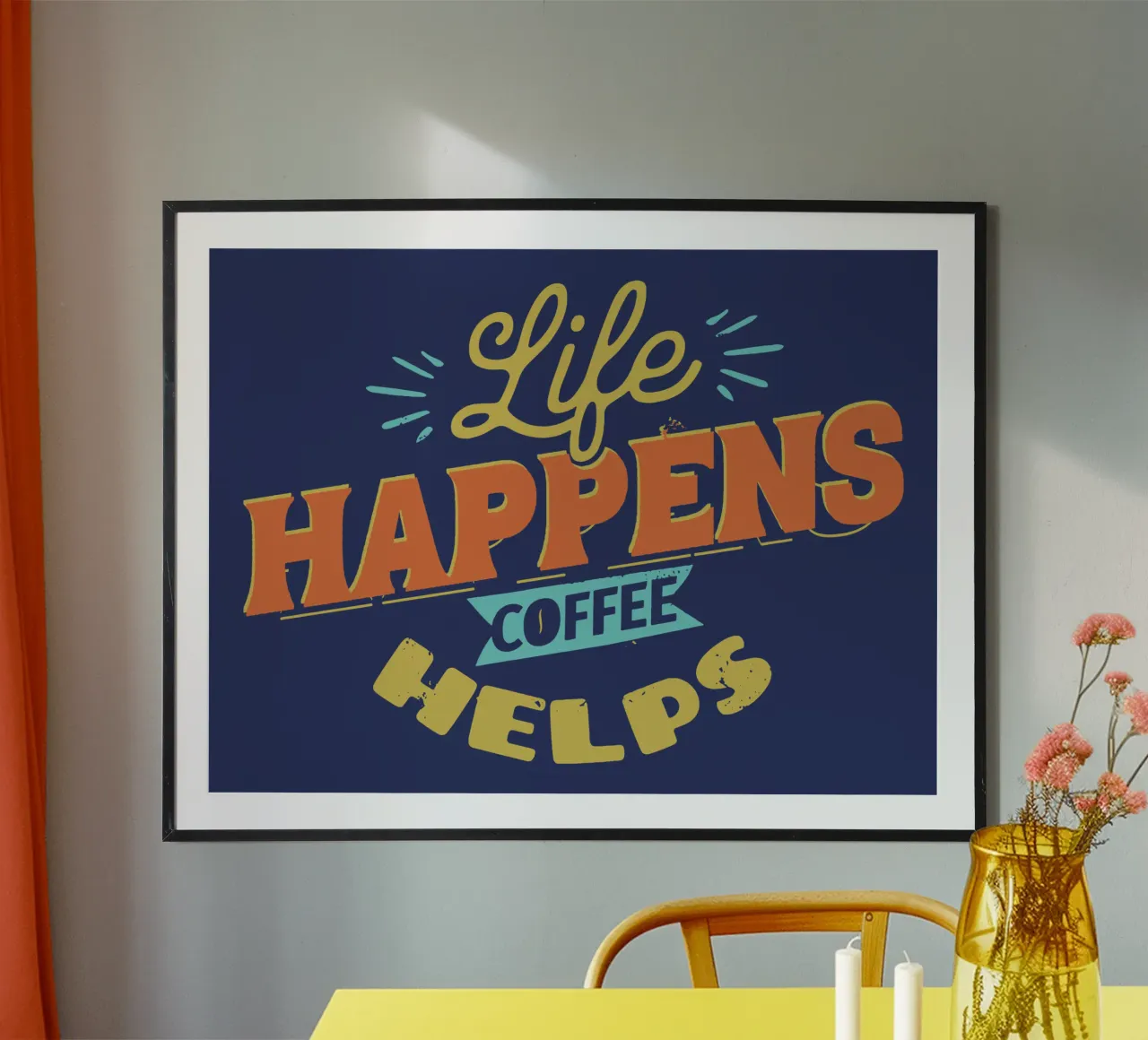 Das Leben passiert - Kaffee hilft Poster mit Holzrahmen von Gunawan Rb