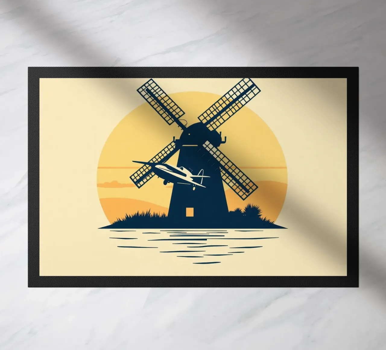 La silhouette di un mulino a vento al tramonto con un aereo in volo zerbino da DesignDoodle