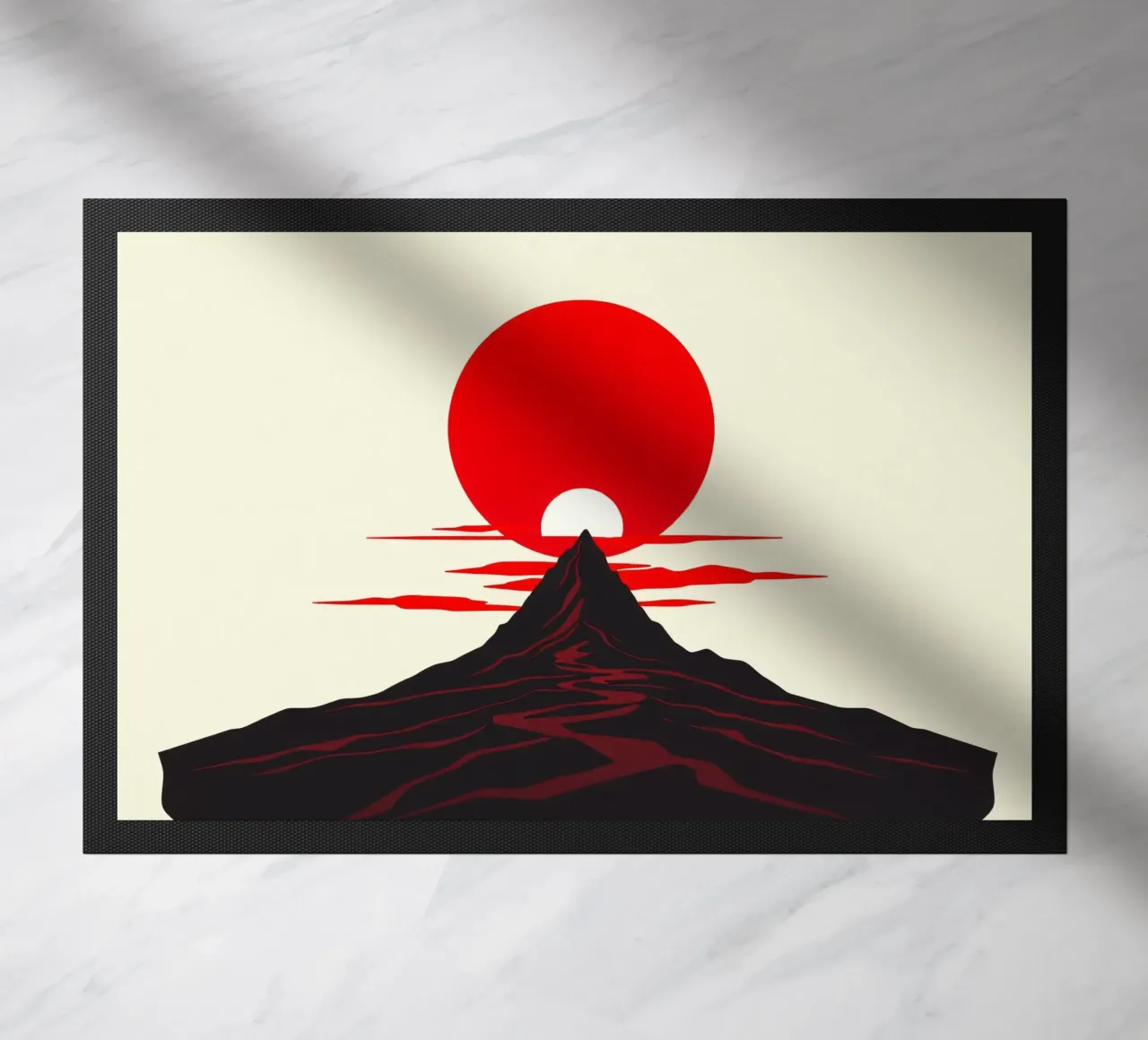 Tramonto su un drammatico paesaggio montano con un sole rosso e deciso zerbino da DesignDoodle