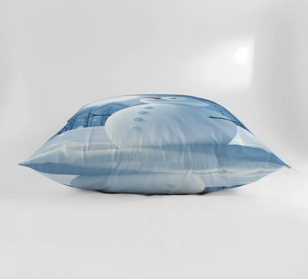 Un allegro pupazzo di neve si trova in un paesaggio innevato, notte luminosa cuscino da DesignDoodle