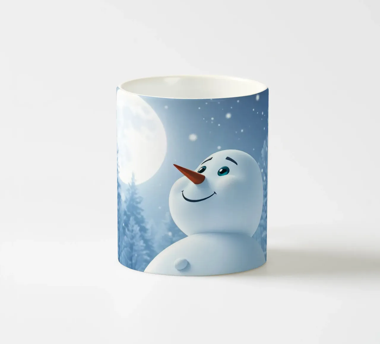 Un allegro pupazzo di neve si trova in un paesaggio innevato, notte luminosa tazza in ceramica da DesignDoodle
