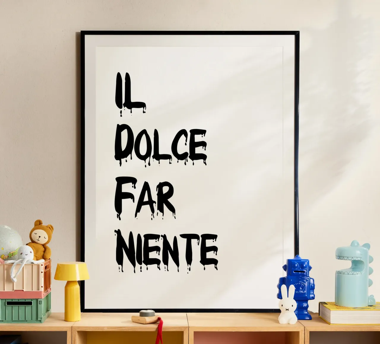 Il Dolce Far Niente poster con telaio in legno da YV TYPOGRAPHY