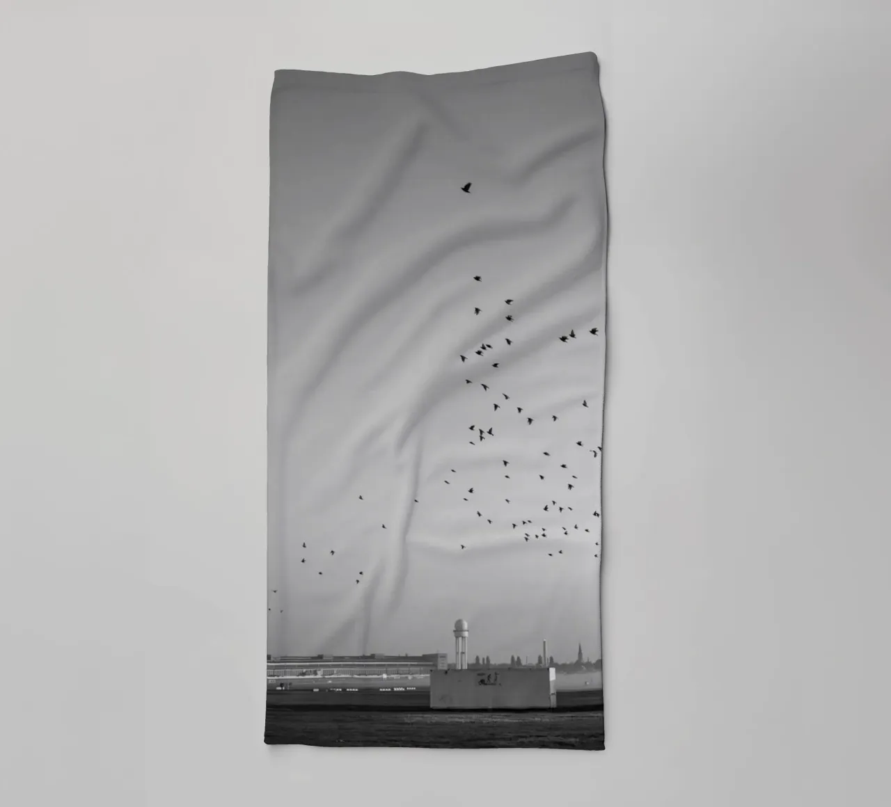 Berlino, Stampa in bianco e nero - Uccelli sul Tempelhofer Feld asciugamano da bagno da Bold and Retro