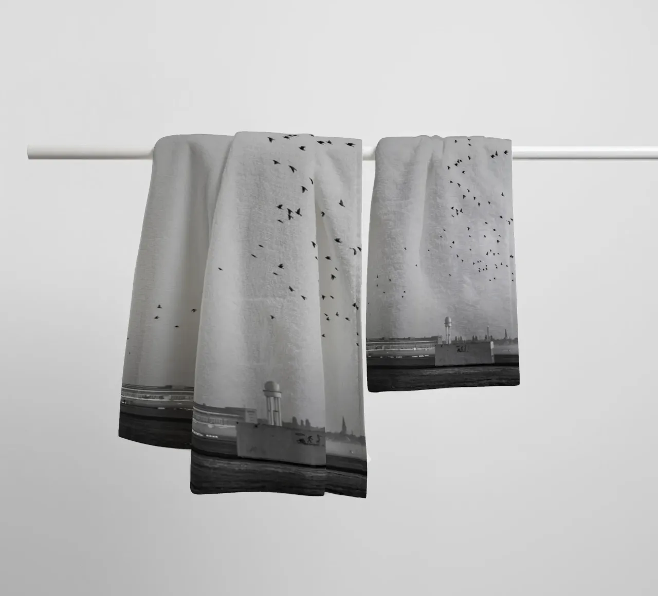 Berlino, Stampa in bianco e nero - Uccelli sul Tempelhofer Feld asciugamano da bagno da Bold and Retro