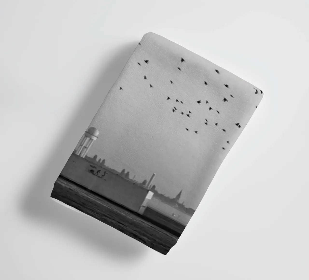 Berlino, Stampa in bianco e nero - Uccelli sul Tempelhofer Feld asciugamano da bagno da Bold and Retro