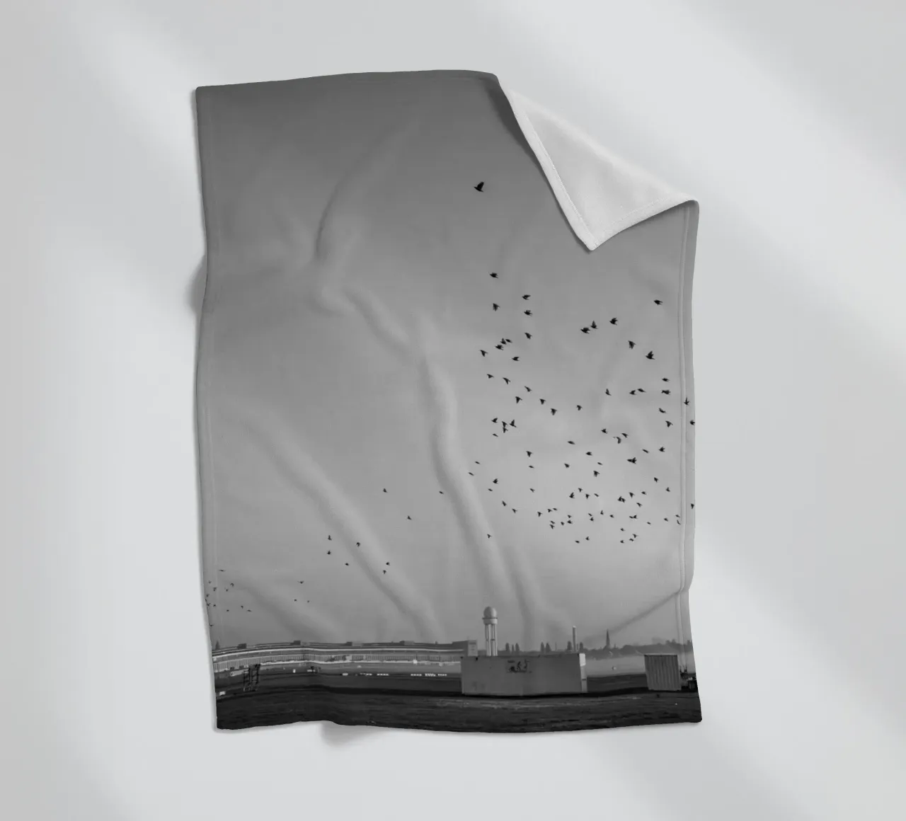 Berlino, Stampa in bianco e nero - Uccelli sul Tempelhofer Feld coperta in pile da Bold and Retro