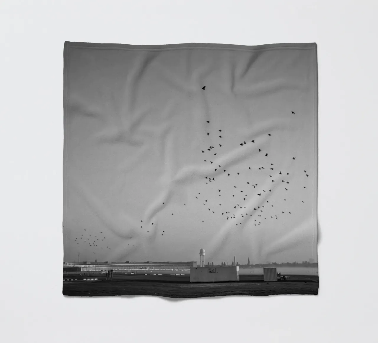 Berlino, Stampa in bianco e nero - Uccelli sul Tempelhofer Feld coperta in pile da Bold and Retro