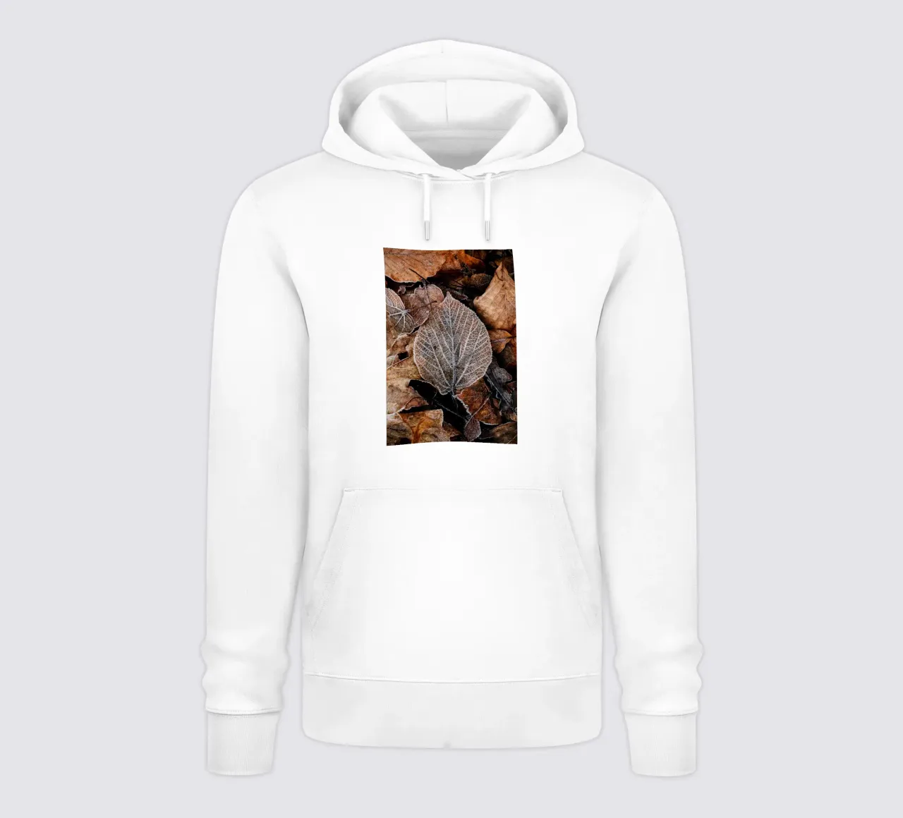 Herbstlaub mit frostiger Struktur, Winter Natur-Fotografie Hoodie von Bold and Retro