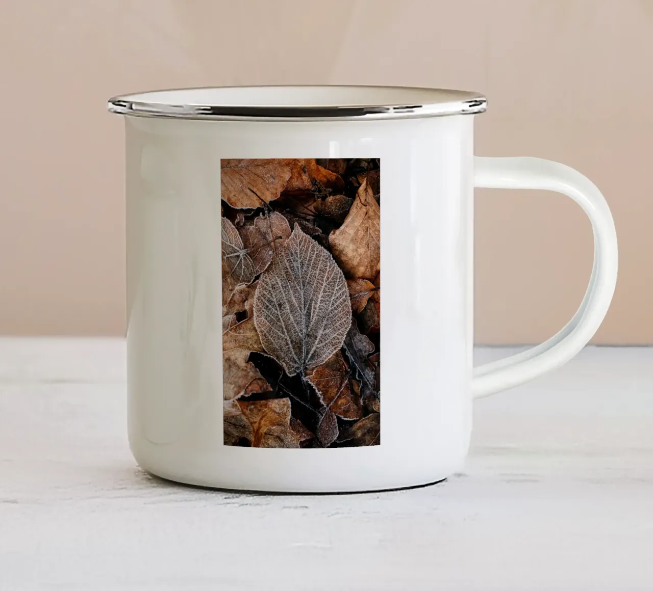 Feuilles d'automne à la structure givrée, photographie de nature en hiver mug en émail de Bold and Retro