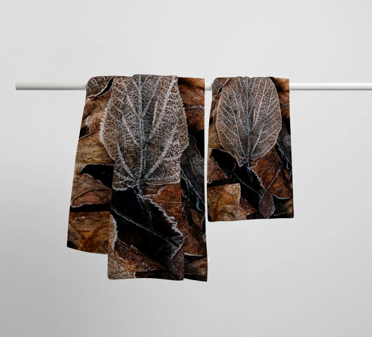 Feuilles d'automne à la structure givrée, photographie de nature en hiver serviette de bain de Bold and Retro