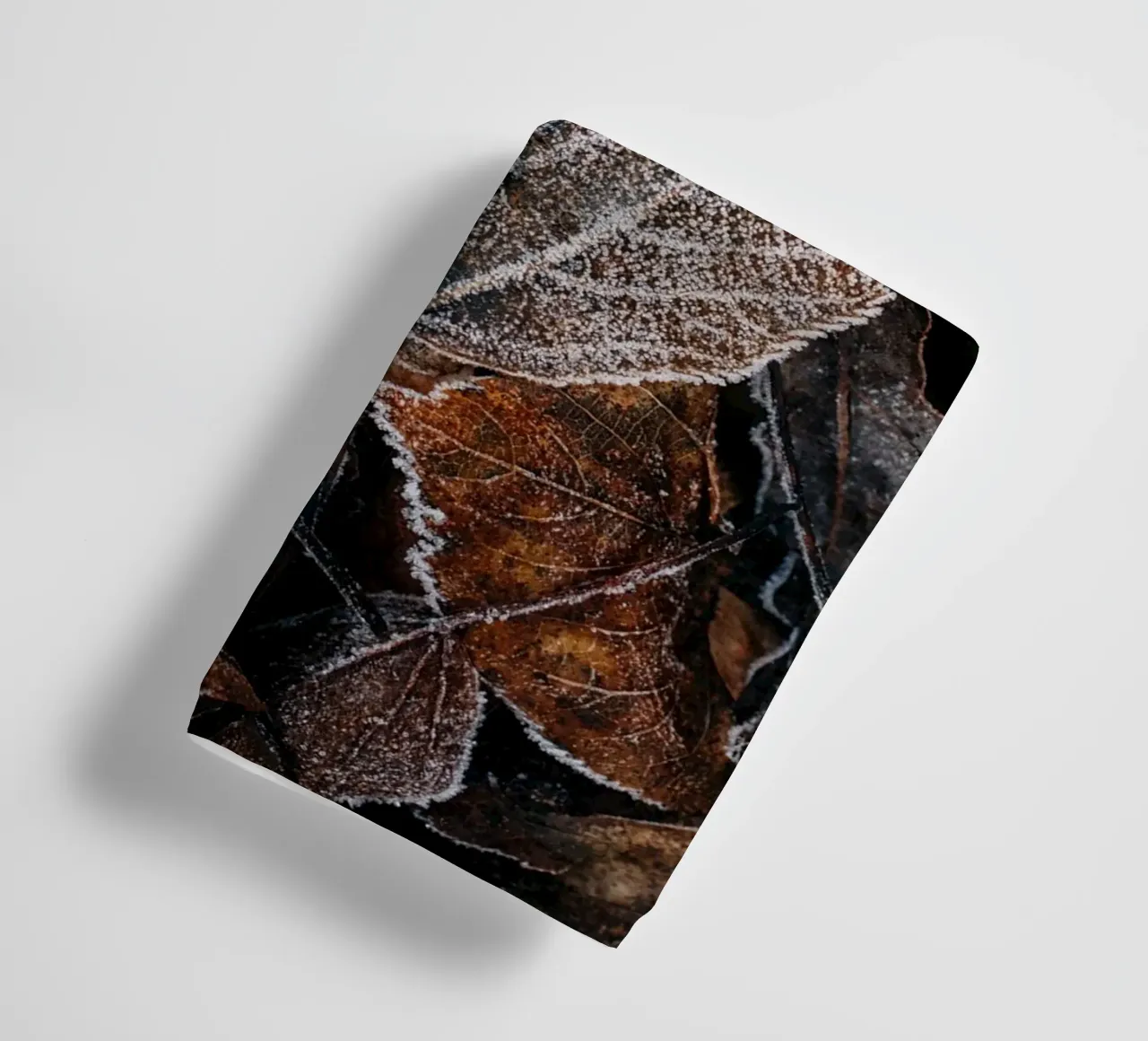 Feuilles d'automne à la structure givrée, photographie de nature en hiver serviette de bain de Bold and Retro