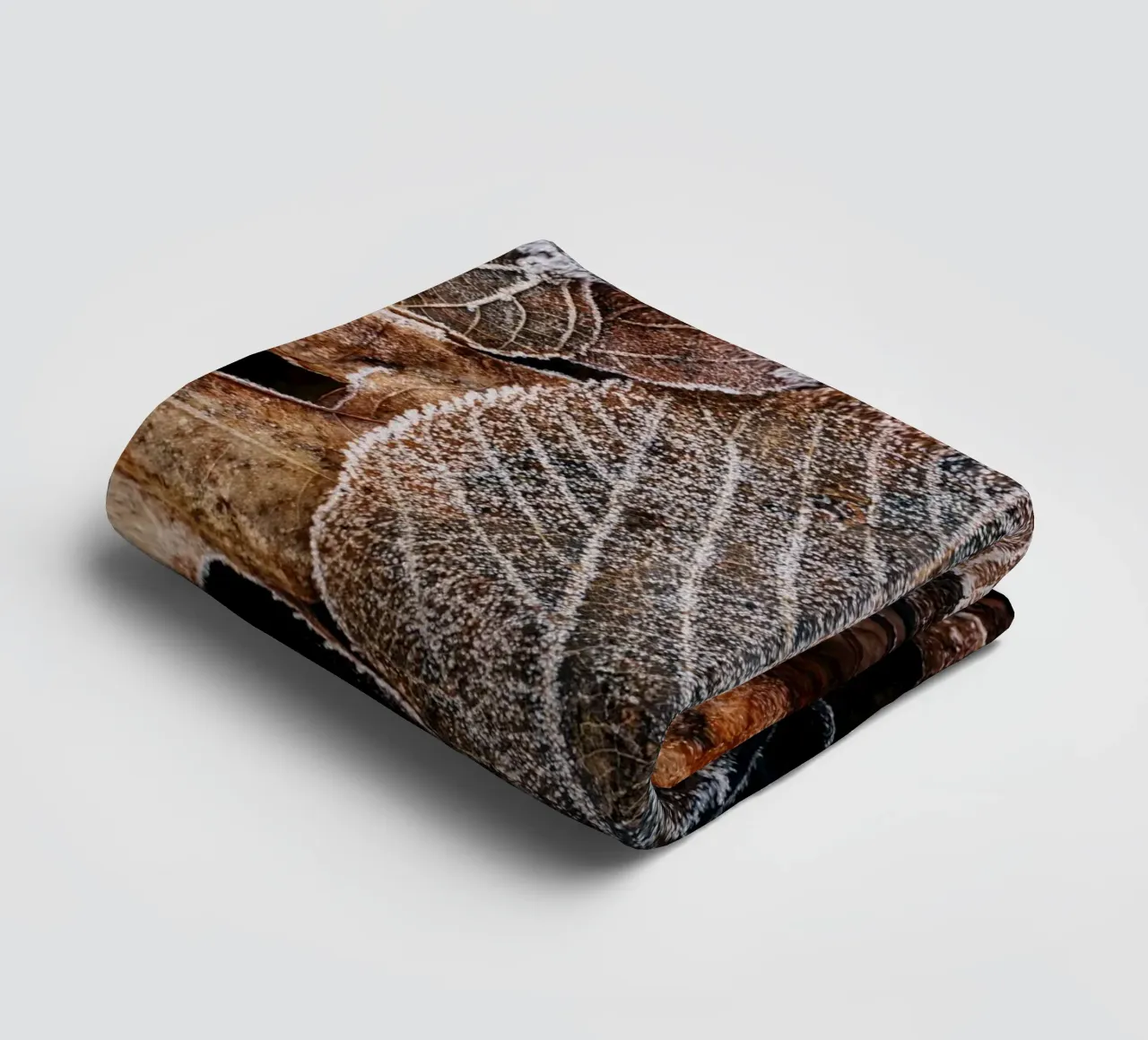 Feuilles d'automne à la structure givrée, photographie de nature en hiver serviette de bain de Bold and Retro