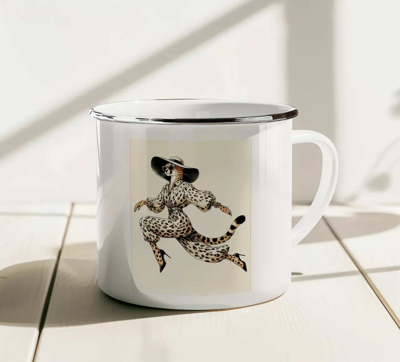 Ghepardo con cappello e occhiali da sole alla moda tazza in smalto da ARTOMATIC